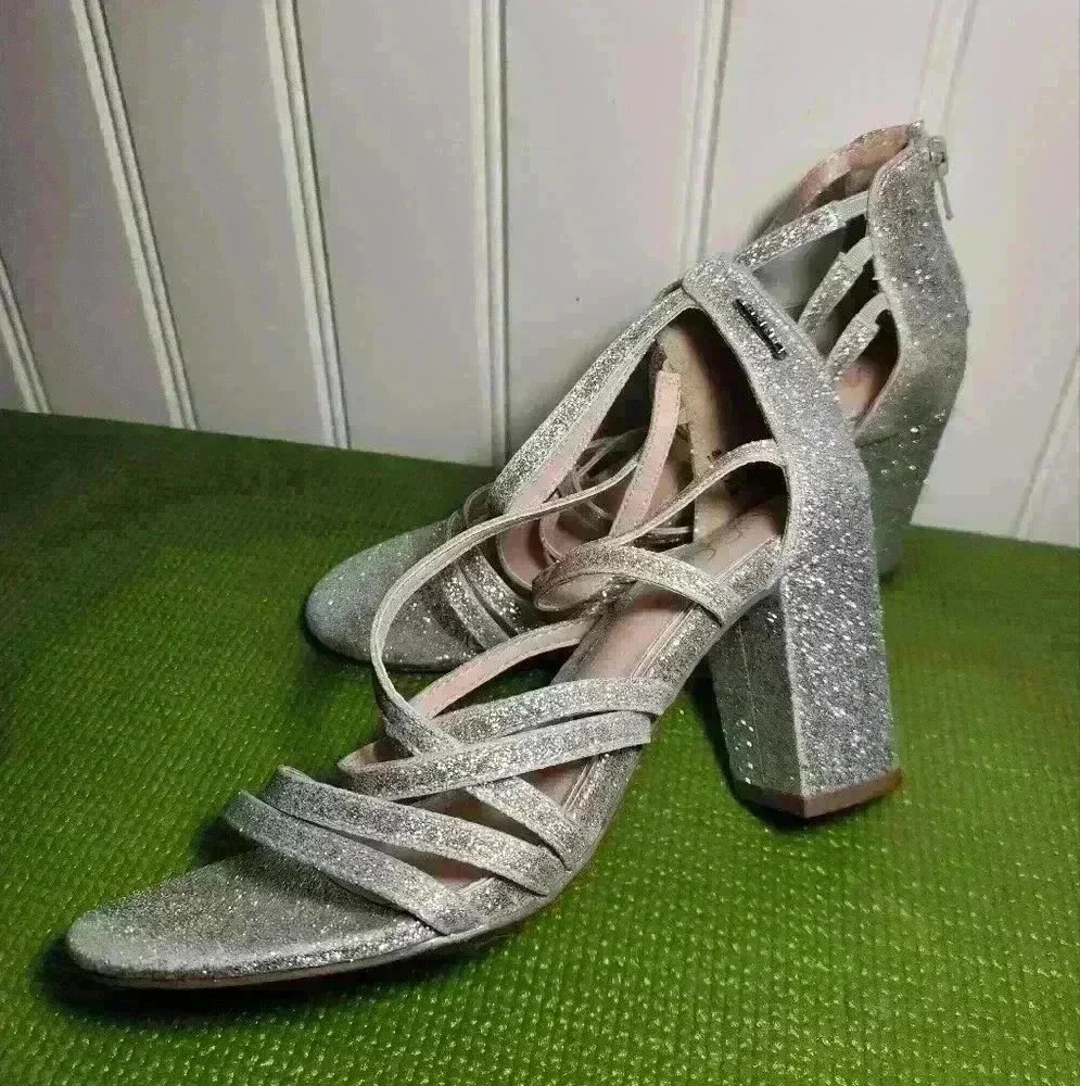 Comfortable Sugar,Silver Sparkle,low chunk heel size 7.5. Beautiful